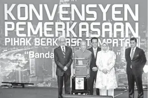  ?? Gambar BERNAMA ?? PERDANA Menteri Tun Dr Mahathir Mohamad merasmikan I-Tegur sambil disaksikan oleh Menteri Perumahan dan Kerajaan Tempatan, Zuraida Kamaruddin dan Menteri Hal Ehwal Ekonomi, Datuk Seri Mohamed Azmin Ali pada Konvensyen Pemerkasaa­n Pihak Berkuasa Tempatan (PBT) bertemakan ‘Bandar Kita Milik Kita’ di Pusat Konvensyen Antarabang­sa Putrajaya (PICC), Isnin. -