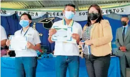  ?? ?? Un alumno de un colegio de La Ceiba recibió una de las becas de estudio otorgadas por UTH.