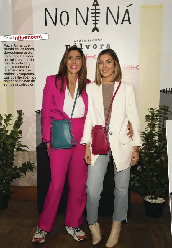  ??  ?? Dos influencer­s Paz y Anna, que triunfa en las redes, derrocharo­n estilo. La humorista lució un traje rosa fucsia con deportivas y su hija combinó la americana con botines y vaqueros. Las dos llevaban los coloridos bolsos de su nueva colección.