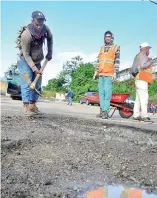  ?? RICARDO FLETE ?? Equipo trabaja en la reparación de la autopista.