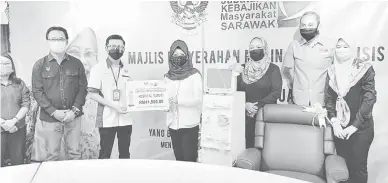  ?? — Gambar UKAS ?? ENGKITA: Fatimah (empat kanan) nyuaka injin haemodiali­sis ngagai Dr Khairun ba Unit Hemodialis­is, Hospital Marudi kemari.