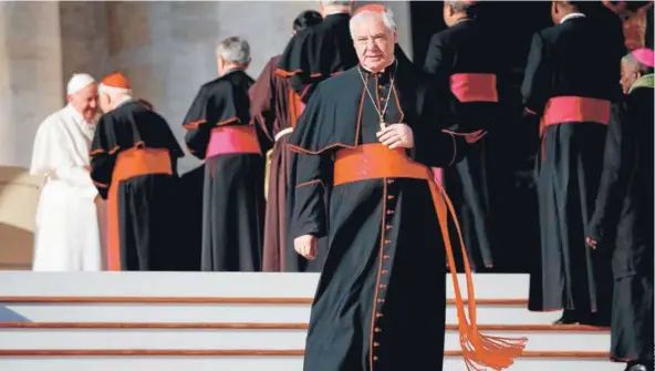  ??  ?? ► El cardenal Gerhard Ludwig Müller tras saludar al Papa Francisco en la Plaza de San Pedro, en diciembre de 2015.