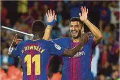  ??  ?? SUAREZ (kanan) meraikan jaringan kelima Barcelona bersama Dembele.