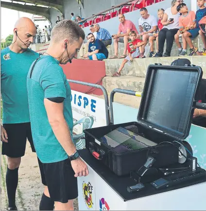  ??  ?? El VAR, con un total de siete cámaras instaladas en el Estadi Municipal d’Olot, estuvo presente en el estreno del Espanyol de Rubi