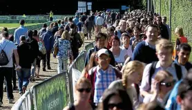  ?? GETTY IMAGES ?? Everyone for tennis: fans at Wimbledon yesterday