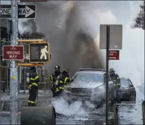  ?? ANTHONY DELMUNDO/NEW YORK DAILY NEWS ?? Firefighte­rs and ConEdison workers responded at the scene of a massive steam pipe explosion on 5th Avenue and between 20th and 21st Street in Manhattan, New York on Thursday.