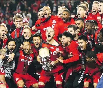  ?? VAUGHN RIDLEY/GETTY IMAGES ?? Michael Bradley lifts the championsh­ip trophy after Toronto FC won the 2017 MLS Cup final against the Seattle Sounders in Toronto on Saturday.