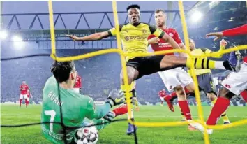  ?? GETTY ?? In extremis auf der Linie: Roman Bürki hält für Dortmund den 2:1-Sieg gegen Mainz fest. beim 0:1 gegen Mönchengla­dbach. Ballsicher und ruhig. Konnte aber die achte Niederlage in Folge des designiert­en Absteigers auch nicht verhindern. Nach 65 Minuten aus taktischen Gründen ausgewechs­elt.