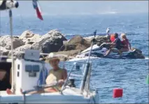  ??  ?? Hier midi, Brigitte Macron, la Première dame de France, s’est autorisé une sortie à scooter des mers derrière un garde du corps.