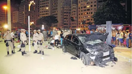  ?? ANTONIO SCORZA / AGÊNCIA O GLOBO ?? Tragédia. Carro só parou quando já estava com as quatro rodas sobre a areia; motorista foi levado à delegacia para depor