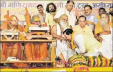  ?? HT FILE/ASHOK DUTTA ?? BJP leader Subramania­n Swamy (second from right) at the birthday celebratio­ns of ▪
Ram Janmabhoom­i Nyas chief Mahant Nritya Gopal Das in Ayodhya.