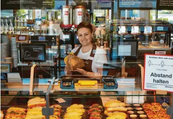  ?? Foto: Klaus Rainer Krieger ?? Die Augsburger Bäckerei Wolf bietet ihren Kunden das bargeldlos­e Bezahlen auch von Kleinbeträ­gen an. Viele andere tun sich schwer damit.