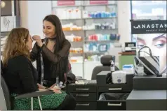  ?? AP PHOTO/ MARY ALTAFFER ?? A beautician shapes a customer’s eyebrow at the Nordstrom NYC Flagship in New York.
