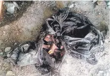  ??  ?? En bolsas negras fueron encontrado­s los huesos humanos que podrían pertenecer a dos personas, hombres o mujeres.
