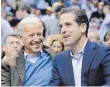  ?? FOTO: NICK WASS/DPA ?? Joe Biden (links) und sein Sohn Hunter Biden.
