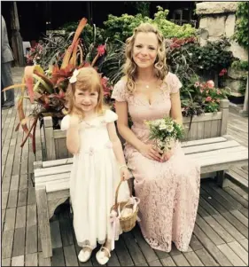  ?? COURTESY OF MICHELLE FLOTARD ?? Rachel with the flower girl at her brother’s wedding in 2015.