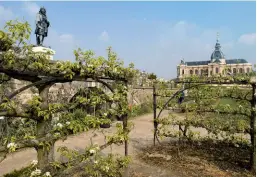  ??  ?? Versailles, le potager du roi, réalisé en 1683 par JeanBaptis­te de La Quintinie.