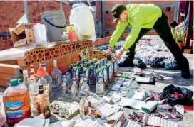  ?? FOTO ?? En condicione­s antihigién­icas, en una terraza, era adulterado el licor que vendían en diferentes sitios.