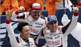  ??  ?? Fernando Alonso avec ses deux coéquipier­s, le Japonais Kazuki Nakajima et le Suisse Sébastien Buemi. (Photos AFP et Epa/Maxppp)