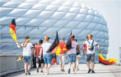  ?? FOTO: MATTHIAS BALK/DPA ?? 14 500 Zuschauer dürfen zu den EM-Spielen in die Münchner Arena – die wenigsten halten sich jedoch an die strenge Maskenpfli­cht im Stadion.