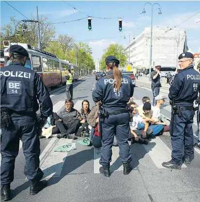  ??  ?? Straßenblo­ckaden wie hier am 17. April auf der Ringstraße stellen Beamte vor Herausford­erungen.