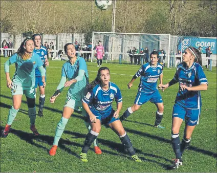  ?? FOTO: A. SISTIAGA ?? Partido disputado Cuatro jugadoras del Oiartzun apretan a dos del Barcelona ayer por la mañana en el Karla Lekuona