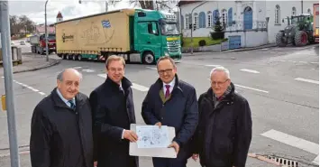  ?? Foto: Wolfgang Widemann ?? Freuen sich über das Konzept für die Sanierung der Ortsdurchf­ahrt von Wemding (von links): Gottfried Hänsel, Wolfgang Fackler, Martin Drexler und Johann Roßkopf an der Kreuzung am östlichen Rand der Altstadt.