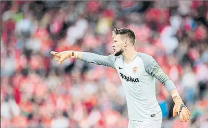  ?? FOTO: EFE ?? El checo Tomas Vaclik es el portero titular del Sevilla, en su primera incursión en una Liga de primer nivel europeo. Jugará la Supercopa