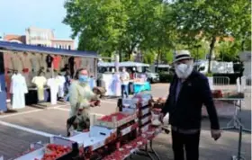  ?? FOTO JAN BRYS ?? Christine Raes koopt haar aardbeien bij Marcel Vochten.