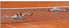  ?? FOTO: GOLOVKIN/DPA ?? Andreas Mies (links) und Kevin Krawietz liegen auf dem Tennisplat­z von Roland Garros und feiern ihren Turniersie­g bei den French Open.