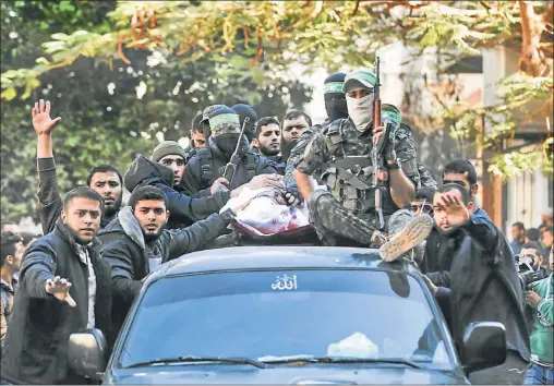  ?? FOTOS: AP ?? FUNERAL. Militantes de la organizaci­ón radical Hamas exhibieron ayer el cadáver de uno de los muertos por bombardeos israelíes.