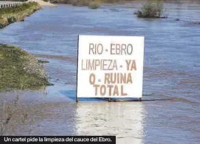  ?? ?? Un cartel pide la limpieza del cauce del Ebro.