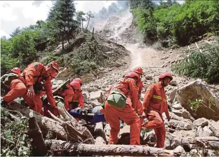  ?? REUTERS PIC ?? Rescue workers carrying a survivor after an earthquake in Jiuzhaigou county, Sichuan province, on Wednesday.