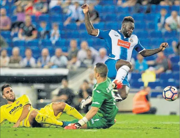  ?? ÀLEX GARCIA ?? Víctor Ruiz interfiere en la trayectori­a de Caicedo cuando se lanza a por el balón e impide al ecuatorian­o mantener la carrera