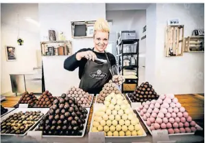  ?? FOTO: BRETZ ?? Kathrin Lohaus in ihrer Chocolater­ie Bittersüß und Edelweiß.