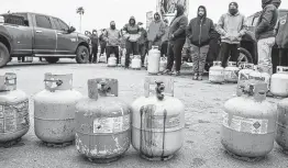  ?? Brett Coomer / Staff photograph­er ?? People line up to fill propane tanks Feb. 16 at a business on the North Freeway. Temperatur­es stayed below freezing that day amid blackouts.