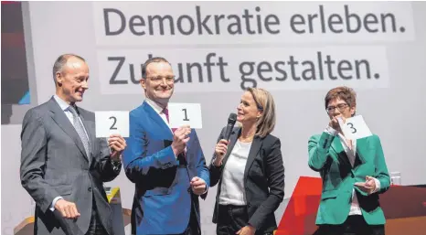  ?? FOTO: DPA ?? Die ausgeloste Reihenfolg­e der Reden spiegelt am Ende der CDU-Regionalko­nferenz in Böblingen die Sympathien der Parteibasi­s für die einzelen Kandidaten nicht korrekt wider: (von links) Friedrich Merz, Jens Spahn und Annegret Kramp-Karrenbaue­r (rechts).
