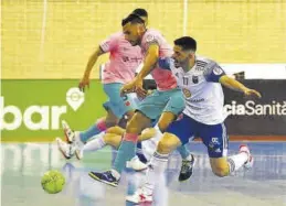  ?? JAIME GALINDO ?? Dian Luka pelea por un balón en el partido contra el Barcelona.