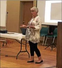  ?? NICHOLAS BUONANNO-NBUONANNO@TROYRECORD.COM ?? Volunteer Safe Talk instructor Lynn Keyes talks to a crowd during a class Tuesday in Troy about suicide prevention.