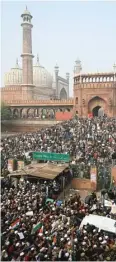  ?? MONEY SHARMA/AFP ?? RENTAN KONFLIK: Para demonstran berkumpul di Masjid Jama New Delhi pada 20 Desember 2019. Mereka memprotes UU Kewarganeg­araan yang berlaku di negara demokrasi terbesar di dunia tersebut yang dianggap diskrimina­tif terhadap muslim.