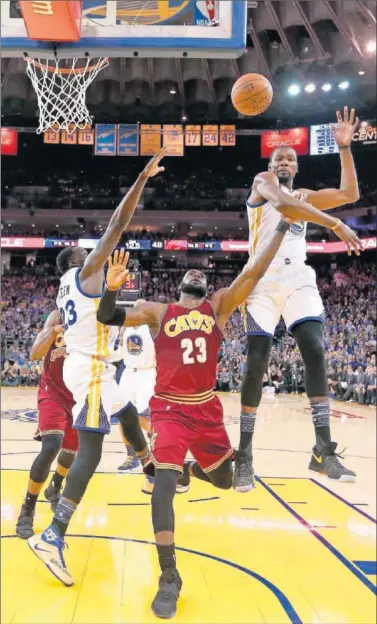  ??  ?? SUPERADO. Kevin Durant coloca un tapón sobre LeBron James, inferior a los jugadores de los Warriors.