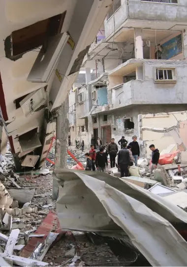  ?? Bloomberg; EPA; Getty Images ?? Clockwise from far left, rubble from a building destroyed by an Israeli air strike on southern Gaza;