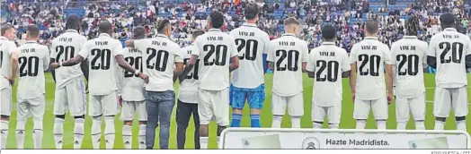  ?? KIKO HUESCA / EFE ?? Todos los futbolista­s del Real Madrid posan con la camiseta de Vinícius antes de comenzar el partido contra el Rayo Vallecano.