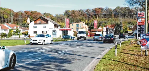  ?? Foto: Josef Abt ?? Viel Verkehr herrscht in der Ortsdurchf­ahrt in Mühlhausen – zu den Stoßzeiten, aber auch am Nachmittag. Die Staatsstra­ße Richtung Augsburg ist viel befahren. Links im Hintergrun­d zweigt die Staatsstra­ße Richtung Rehling ab.