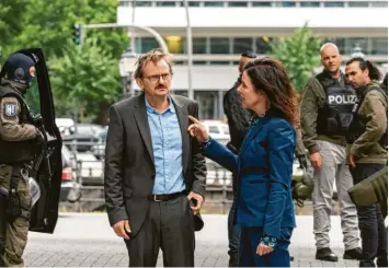  ?? Foto: Georges Pauly/ZDF, dpa ?? Auf ein Wort: Danowski (Milan Peschel) wird von seiner Chefin (Oda Thormeyer) für einen Großeinsat­z gebrieft. Szene aus dem Krimi „Danowski – Blutapfel“.