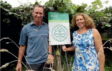 ?? FRITHA TAGG/STUFF ?? Mark and Catriona White are supreme winners of the Bay of Plenty Farm Environmen­t Awards.