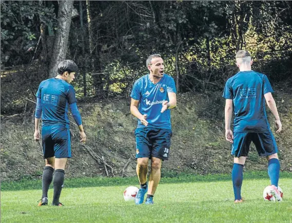  ?? FOTO: UNANUE ?? Sergio Francisco, dando órdenes durante una sesión de entrenamie­nto de la Real Sociedad C