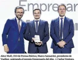  ?? ?? Aitor Moll, CEO de Prensa Ibérica; Marco Sansavini, presidente de Vueling, sujetando el premio Empresario del Año, y Carlos Ventura, director general de Banco Sabadell, que le entregó el galardón.