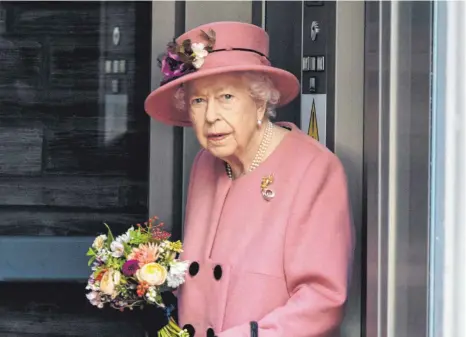  ?? FOTO: IMAGO IMAGES ?? Erst eine Gehhilfe, dann eine abgesagte Reise und nun ein kurzer Aufenthalt im Krankenhau­s. Ist das ganz normal für eine 95-Jährige, oder muss man sich Sorgen um Queen Elizabeth II. machen?