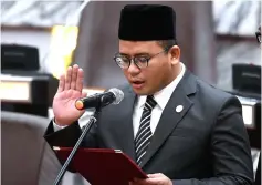  ??  ?? Amiruddin takes his oath at the first meeting of the first session of the 14th Selangor DUN. — Bernama photo